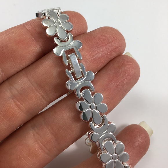 Silver Tone Flower Link Bracelet Foldover Clasp - Picture 4 of 7
